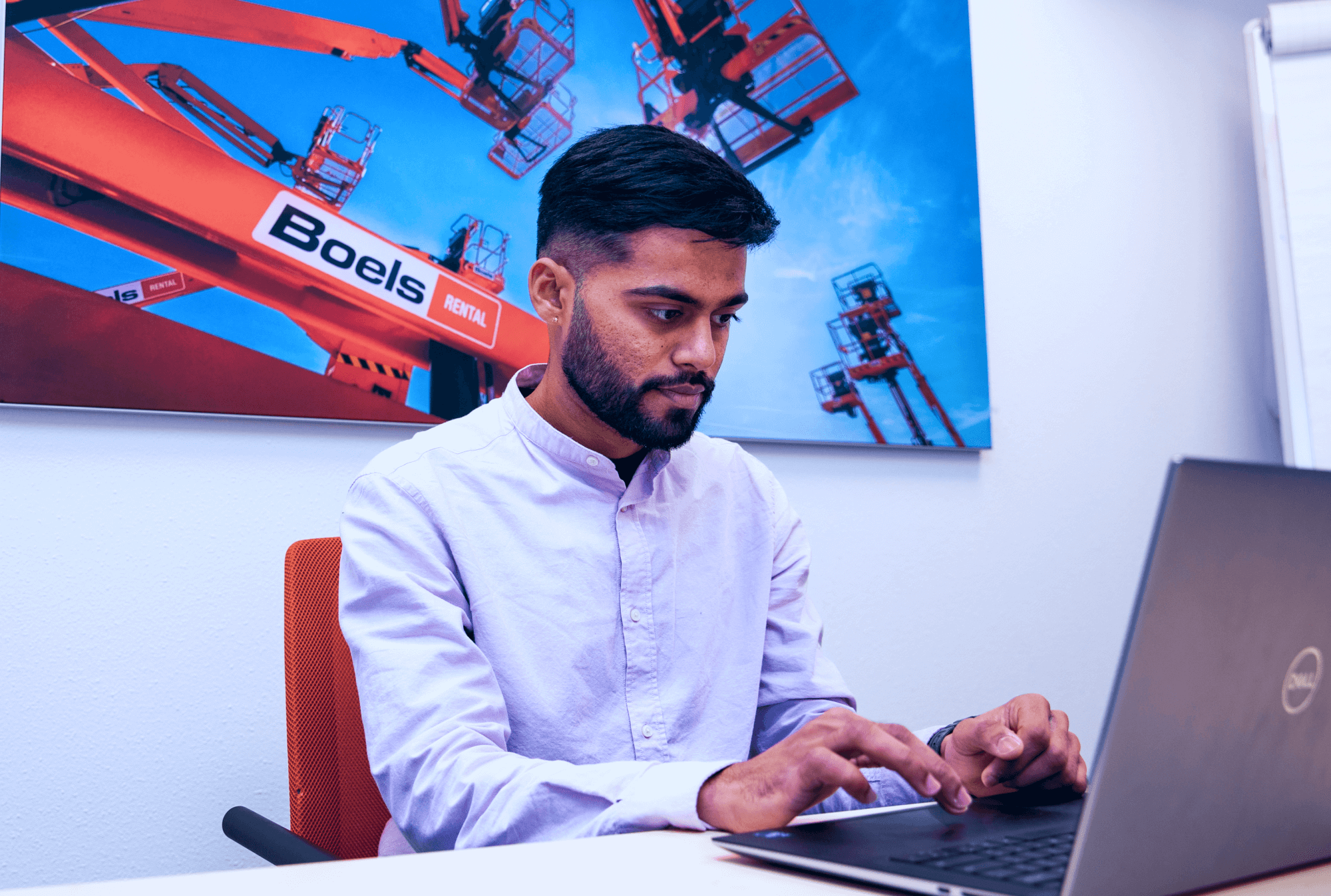 Shashank aan het werk achter een laptop